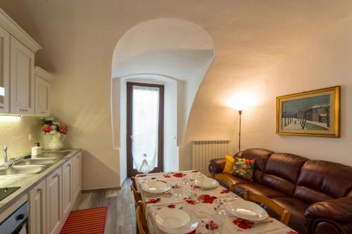 a living room with a table and a couch at Casa Margherita PT, Borno Ospitar in Borno
