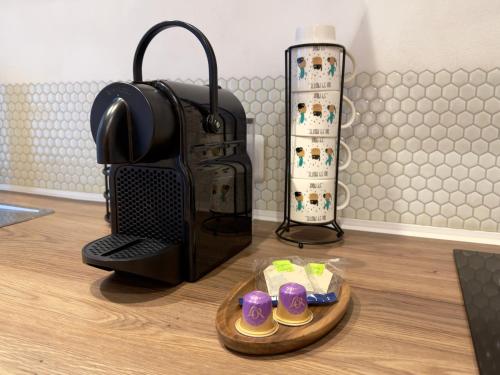 un sac, une paire de chaussures et un plateau de nourriture dans l'établissement Studio cosy, proche gare, à Nantes