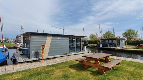 Photo de la galerie de l'établissement Houseboat Heeg 4 persons, à Heeg