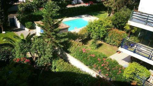 - une vue aérienne sur un jardin avec une piscine dans l'établissement Studio 4P pool parking balcony terrace - IFSI, à Cannes