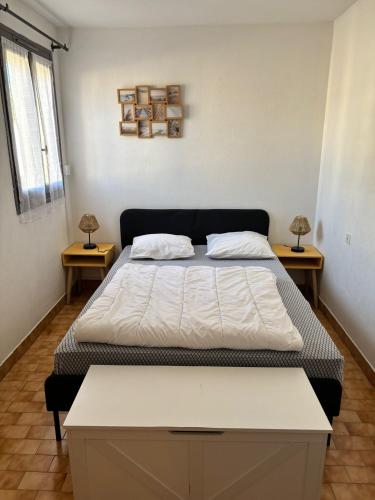 Ce lit se trouve dans un dortoir doté de 2 lampes sur 2 tables. dans l'établissement Hameau By Bellavista - 300m de la plage - terrasse - parking - piscine, à Argelès-sur-Mer