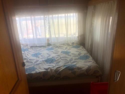 a bed in a room with a window at Duży kemping in Ustronie Morskie