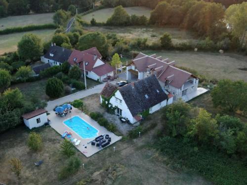 une vue aérienne d'une maison avec piscine dans l'établissement Hameau entier: piscine et discothèque privatives !, à Le Lys-Saint-Georges