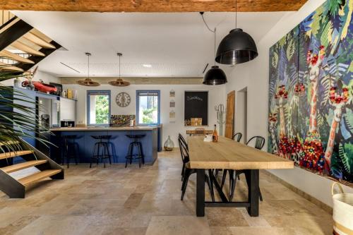 une cuisine et une salle à manger avec une table en bois dans l'établissement La Remise des Amis - Proche du centre du village, à Peyriac-de-Mer