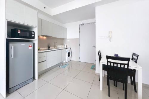 Кухня или мини-кухня в I-City Luxury Condominiums, Shah Alam - Smarthome
