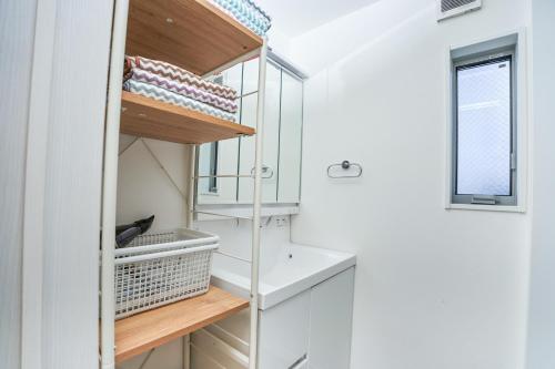 Koupelna v ubytování 4 minutes walk from Kawaguchi Newly built three-story single-family house with 78 square meters 18 minutes by train to Ueno