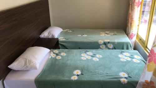 Ένα ή περισσότερα κρεβάτια σε δωμάτιο στο Times Square Motel SYARIAH ONE