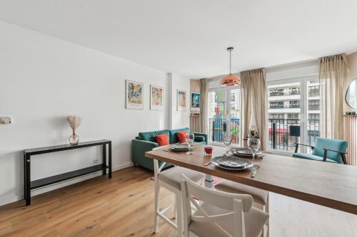 une salle à manger et un salon avec une table et des chaises dans l'établissement Cours des Lavandières - Joli T2 proche Paris, à Saint-Ouen