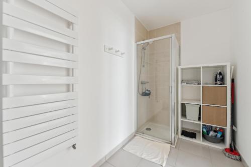 La salle de bains est pourvue d'une douche à l'italienne à côté d'un dressing. dans l'établissement Cours des Lavandières - Joli T2 proche Paris, à Saint-Ouen