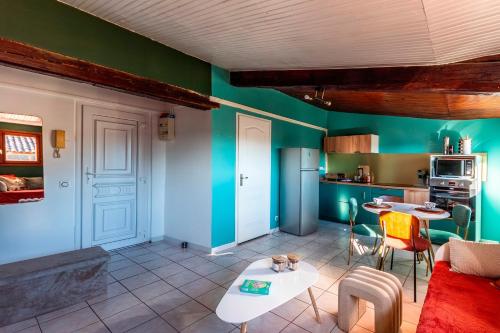 un salon avec un canapé et une table dans l'établissement La Bulle Tropicale - Appt climatisé à Draguignan, à Draguignan