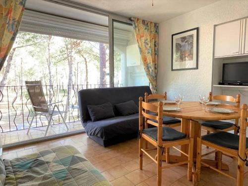 un salon avec une table et un canapé dans l'établissement Appartement studio cabine - Argelès-sur-Mer AR530-027, à Argelès-sur-Mer