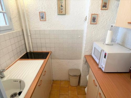 La salle de bains est pourvue d'un évier et d'un four micro-ondes. dans l'établissement Appartement studio cabine - Argelès-sur-Mer AR530-027, à Argelès-sur-Mer