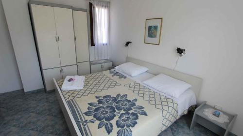 Posteľ alebo postele v izbe v ubytovaní Apartment Malinska,Krk, Primorje-Gorski Kotar 10