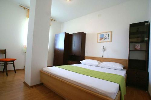 Postel nebo postele na pokoji v ubytování Apartment in Malinska/Insel Krk 12860