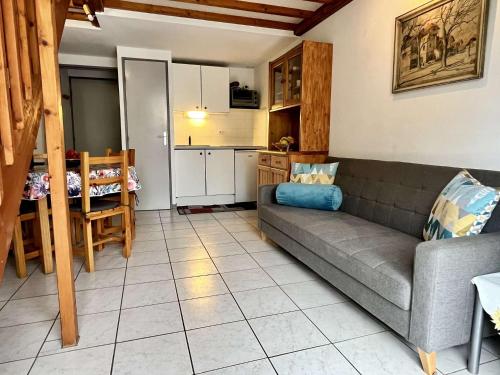 un salon avec un canapé et une cuisine dans l'établissement Maison 2 pièces mezzanine 4 couchages ARGELES SUR MER AR210-020, à Argelès-sur-Mer