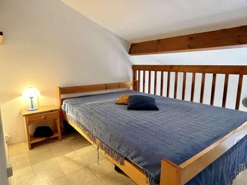 une chambre avec un lit et une table avec une lampe dans l'établissement Maison 2 pièces mezzanine 4 couchages ARGELES SUR MER AR210-020, à Argelès-sur-Mer