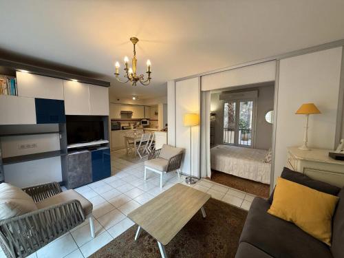 B051-Bel appartement au centre deux chambres et parking securise