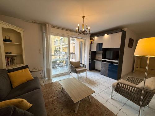 un salon avec un canapé et une table dans l'établissement B051-Bel appartement au centre deux chambres et parking securise, à Cannes