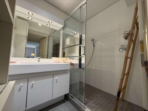 une salle de bain avec un lavabo et une douche en verre dans l'établissement B051-Bel appartement au centre deux chambres et parking securise, à Cannes