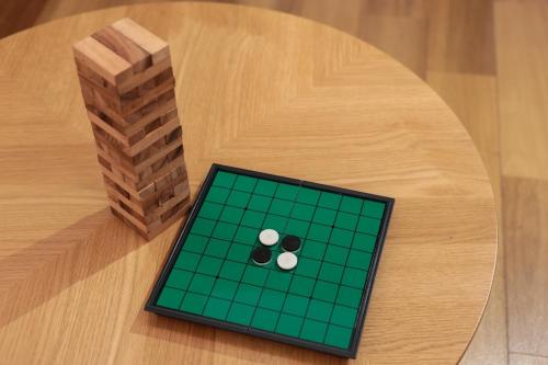 a table with a green chessboard and a wooden pillar at Wellリゾート富士 in Gotemba