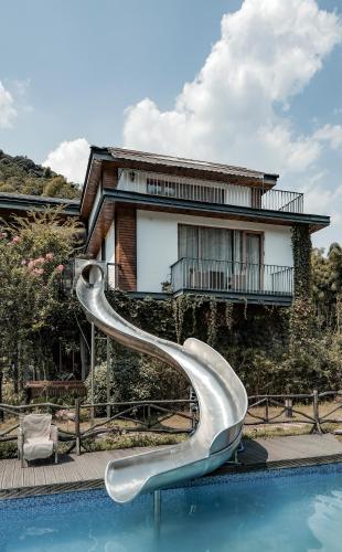 Bazén v ubytování Kaichen Puju Hot Spring Village Resort Hotel nebo v jeho okolí