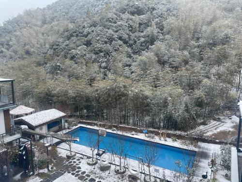 Kaichen Puju Hot Spring Village Resort Hotel v zimě