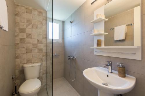 Kúpeľňa v ubytovaní Anemi Blue apt, suitable up to 4, near the beach!