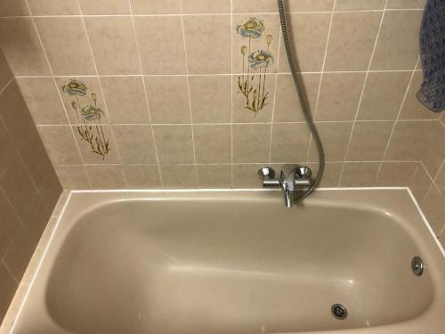 Ένα μπάνιο στο Two bedroom apartment with side sea view