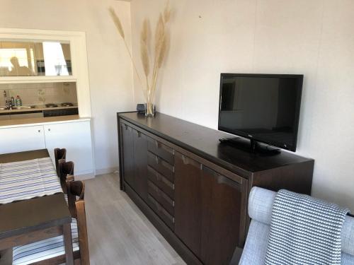 Μια τηλεόραση ή/και κέντρο ψυχαγωγίας στο Two bedroom apartment with side sea view