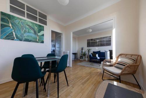 un salon avec une table et des chaises de salle à manger dans l'établissement Vue mer / Jaurès-Centre-Ville / Appart Lumineux, à Brest