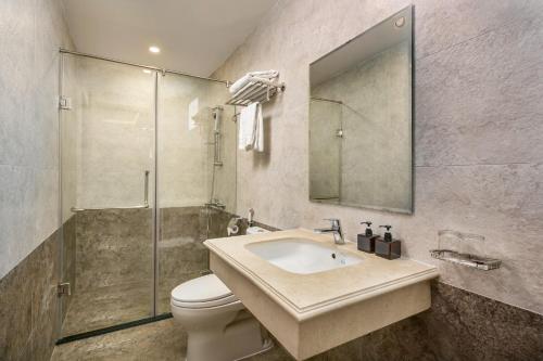 Koupelna v ubytování Prague Da Nang Beach Hotel