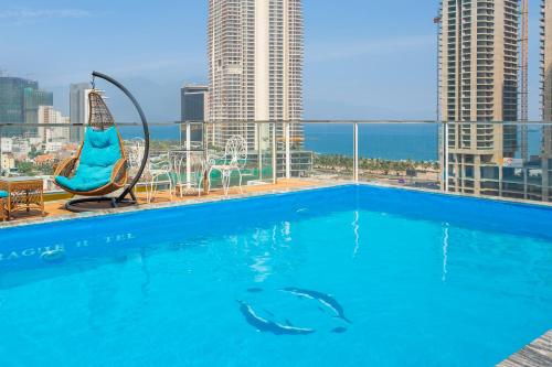 Πισίνα στο ή κοντά στο Prague Da Nang Beach Hotel