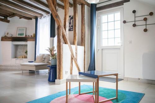 a living room with a table and a couch at La Maison Coco à 8min de Disneyland Paris in Montévrain