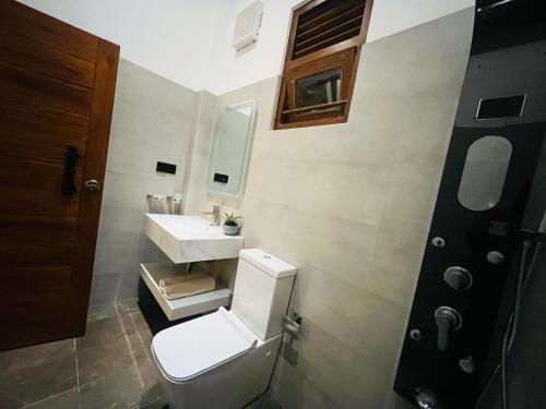 ein Badezimmer mit Toilette und Waschbecken in der Unterkunft Manju`s place in Ahangama