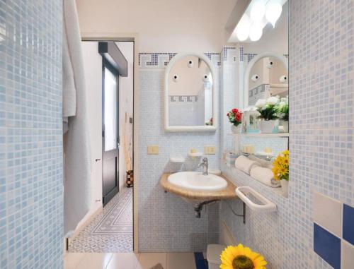 a bathroom with a sink and a mirror at Coral Apartment In Porto Cesareo in Torre Lapillo