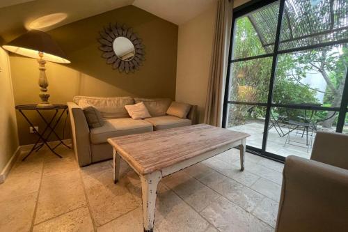 un salon avec un canapé et une table dans l'établissement Maison au cœur des Corbières, à Saint-Laurent-de-la-Cabrerisse