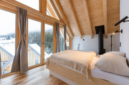 Postel nebo postele na pokoji v ubytování Rehfugium Lachtal by ALPS RESORTS