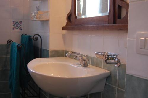 a white sink in a bathroom with a window at Casa Didun -apart Bartume' in Dolcedo