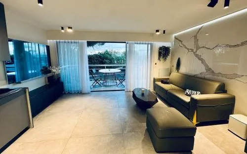 Beautiful Cannes Beachfront Apartment 4 pers photo 1