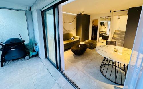 Beautiful Cannes Beachfront Apartment 4 pers photo 15