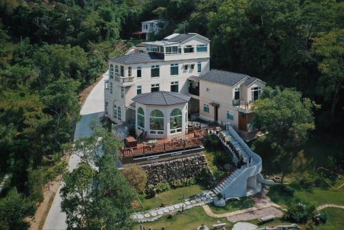 une vue aérienne d'une grande maison blanche dans l'établissement Moon Shine B&B, à Touwu