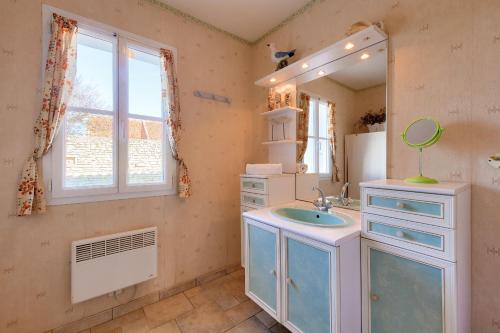 une salle de bain avec un lavabo et un miroir dans l'établissement La Couarde sur Mer, maison pour 6 personnes, à La Couarde-sur-Mer