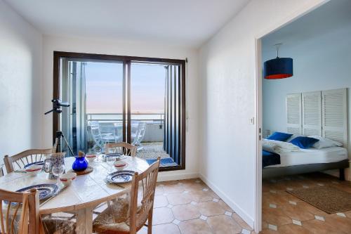 - une salle à manger avec une table et une vue sur une chambre dans l'établissement Appartement avec balcon vue mer, pour 4 personnes, à Dinard