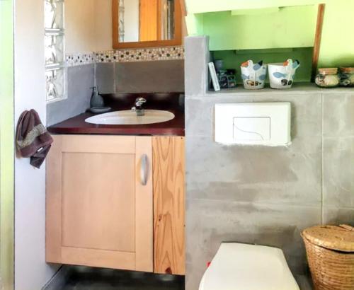 Dapur atau dapur kecil di Maison avec sauna à Saint-Sauveur-en-Rue, 60 m²
