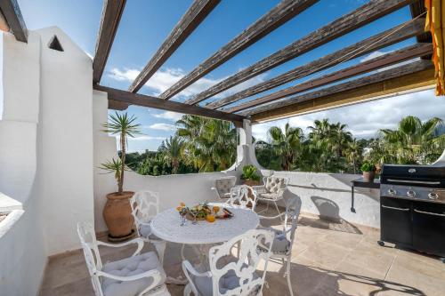 Modern 3 BDRM Apt with Sea Views & Pool Newly Renovated