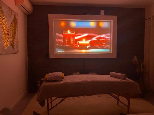 Cette chambre dispose d'une télévision murale. dans l'établissement Septième 7 Sens, à Jarville-la-Malgrange