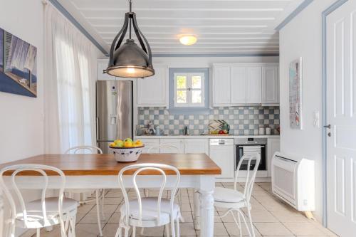 Dapur atau dapur kecil di The Villa Evita Stunning View with private pool