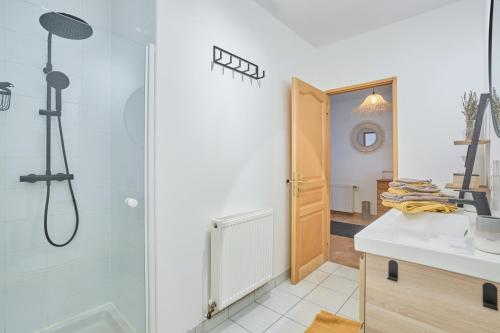 a bathroom with a shower and a sink at C'est la vie là ! Jolie maison avec piscine in Saint-Astier