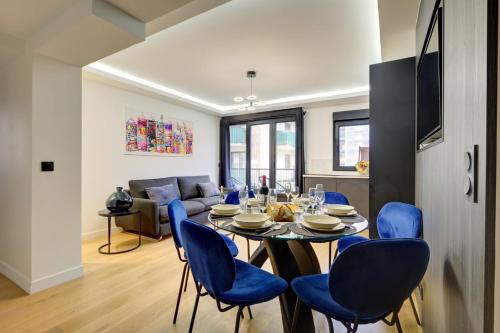 une salle à manger avec une table et des chaises bleues dans l'établissement Bluestay 52 - Superbe appartement à Paris 15, à Paris