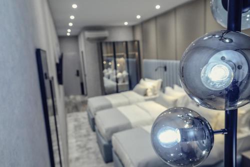 a room with two beds and a room with mirrors at Hotel Dirista in Shkodër